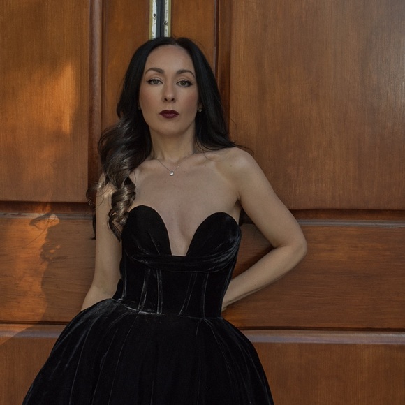 Elegant Black Strapless Evening Dress - Picture 3 of 4